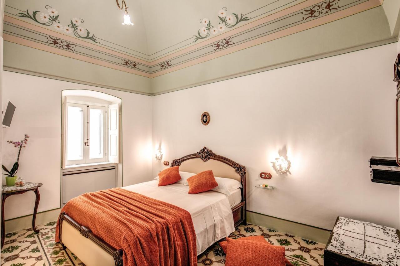 Palazzo Stunis - Dimora Di Charme Bed & Breakfast Ostuni Eksteriør bilde